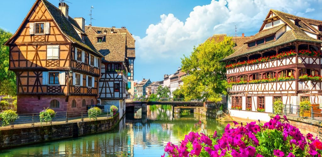 Houses in Strasbourg Picturesque district Petite France in Strasbourg, houses on river